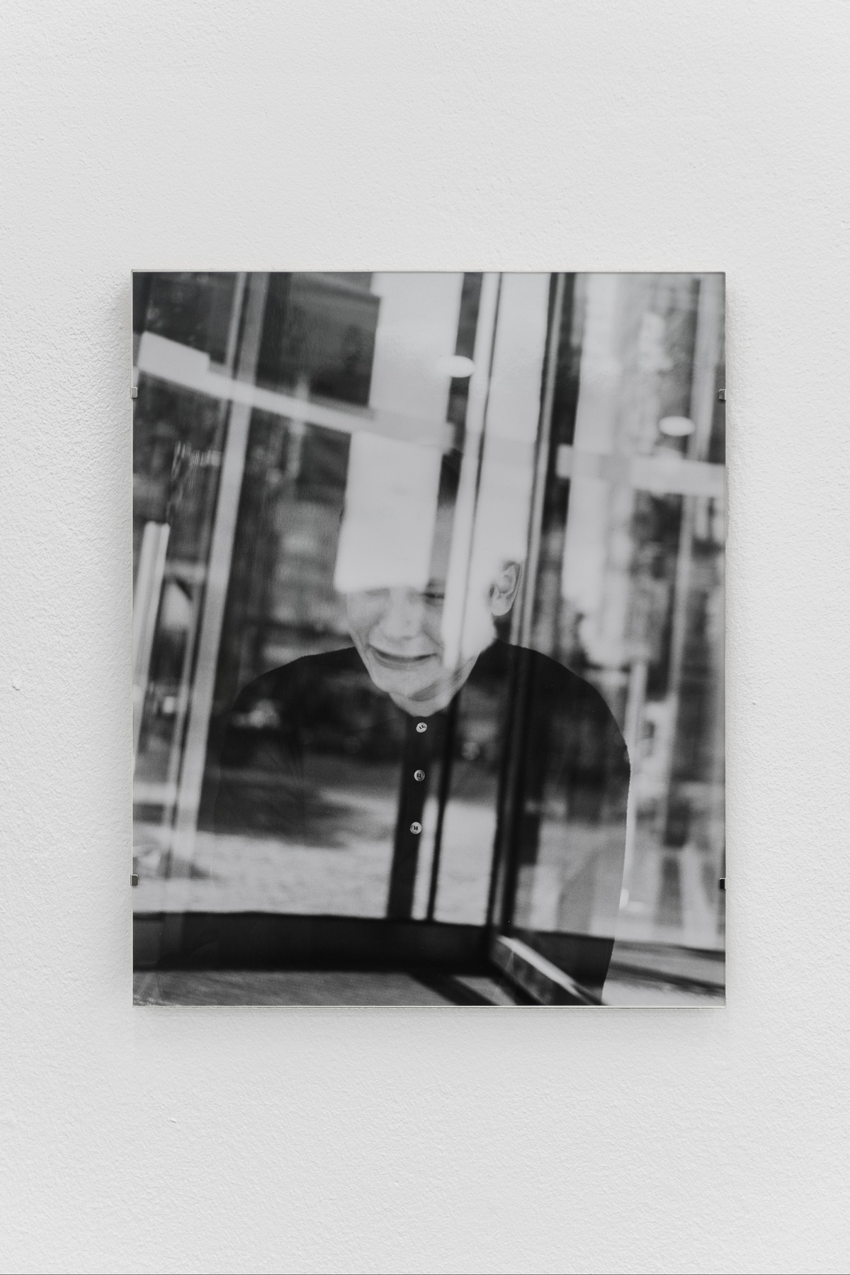 Sarah Rosengarten, Do you watch it?, 2021analog c-print, clip frame, museum glass 35,3 × 28,4 cm