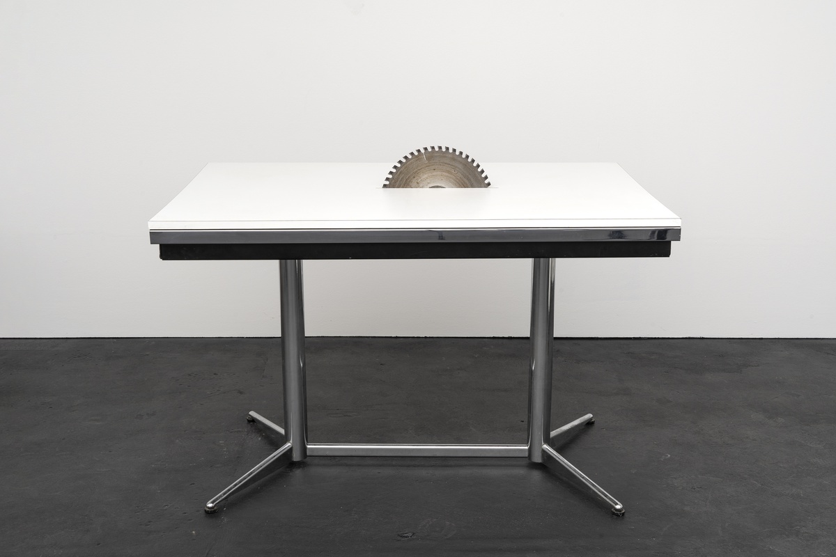 Phung-Tien Phan, Ü40 (weiss auch nicht), 2021vintage table, circular saw blade87 × 120 × 80 cm