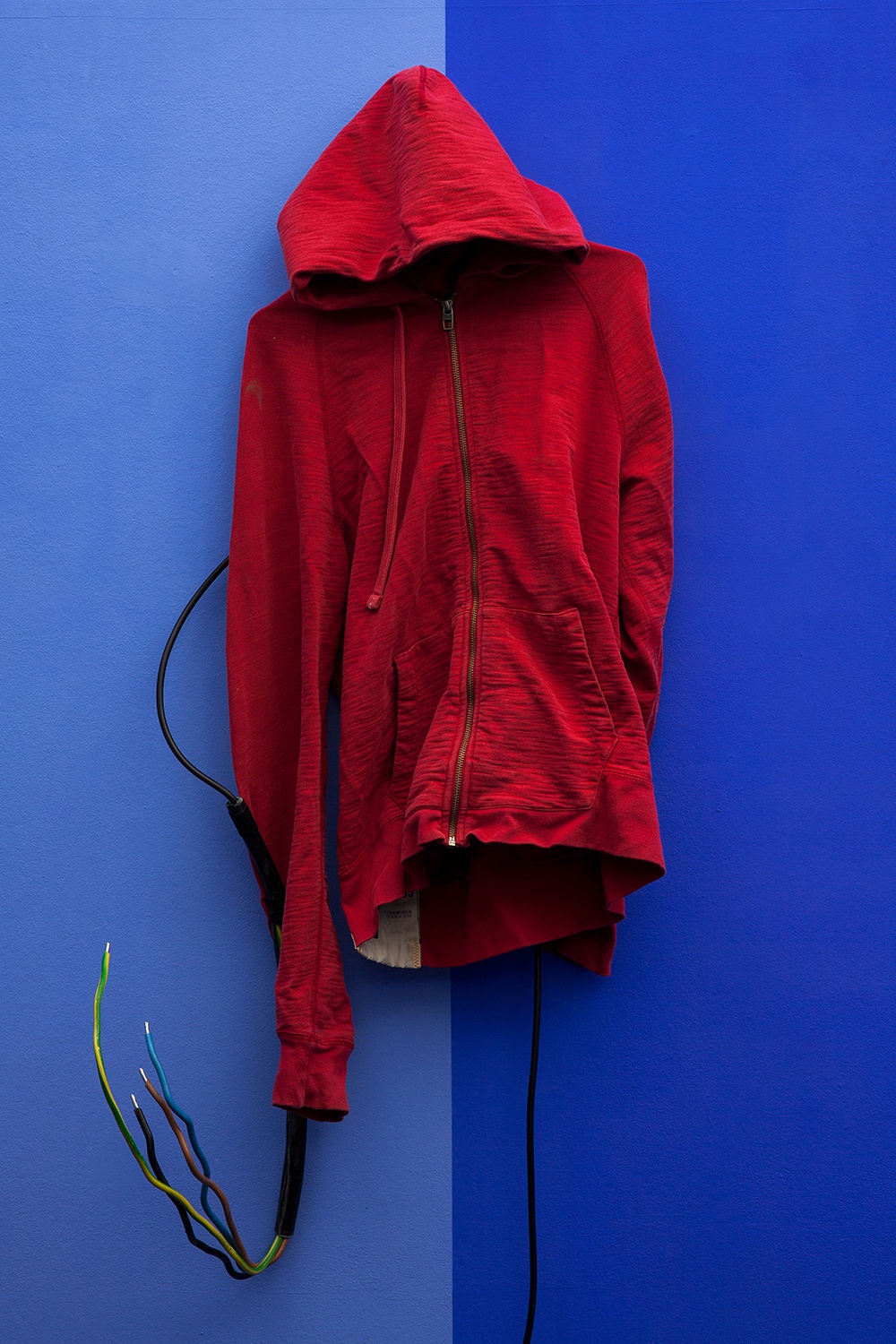 Taser hoodie, 2016Sweater, electric cable; 200 × 50 × 20 cm